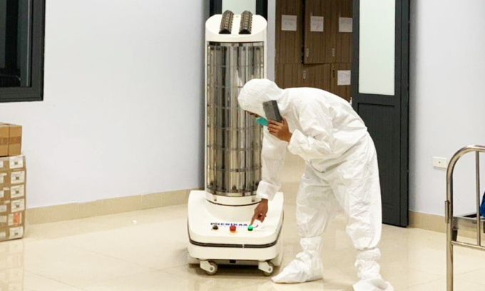 Robot khử khuẩn tại bệnh viện dã chiến ở Bắc Giang. Ảnh: Phenikaa
