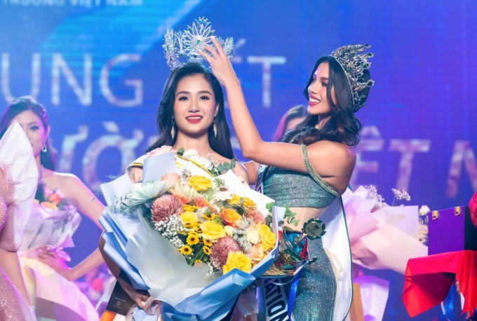 Kathleen Paton - Hoa hậu Sinh thái quốc tế 2022 trao vương miện cho Nguyễn Thanh Hà. Ảnh: Hải Diễm