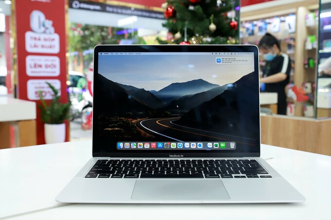 Mẫu MacBook Air M1 được bán tại một cửa hàng phân phối chính hãng của Apple tại Việt Nam. Ảnh: Khương Duy