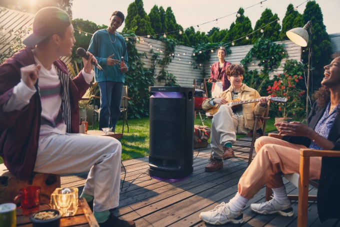 Thiết bị có thể kết nối với micro và ghita. Ảnh: Sony