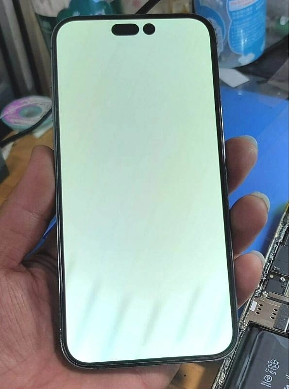 Một chiếc iPhone 14 Pro Max bị lỗi màn hình: Ảnh: Huy Dũng