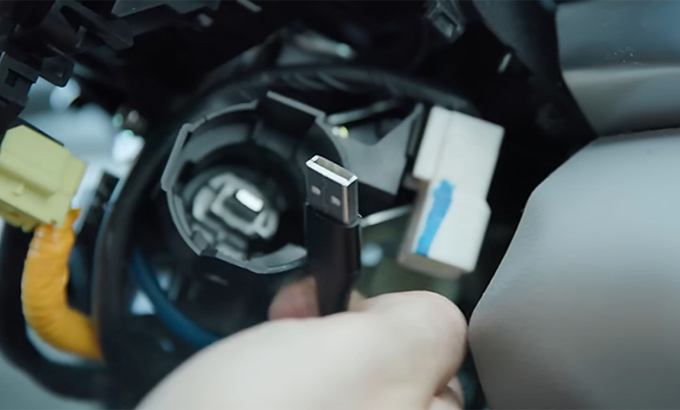 Cáp USB được cắm và mở khóa ôtô thay cho chìa khóa. Ảnh: Donut Media/YouTube
