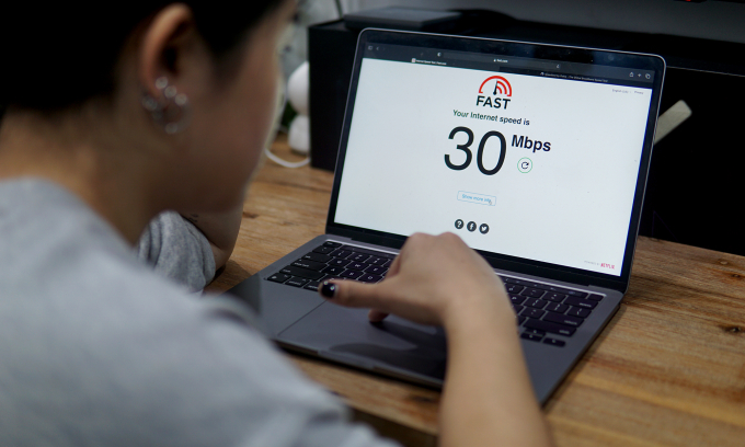 Tốc độ Internet cố định đạt vài chục Mbps khi đo chiều 30/1, thấp hơn nhiều lần mức băng thông trước đây. Ảnh: Lưu Quý