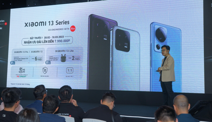 Thông báo giảm giá trực tiếp của dòng iPhone 13 trong lễ ra mắt. Ảnh: Nguyễn Tân