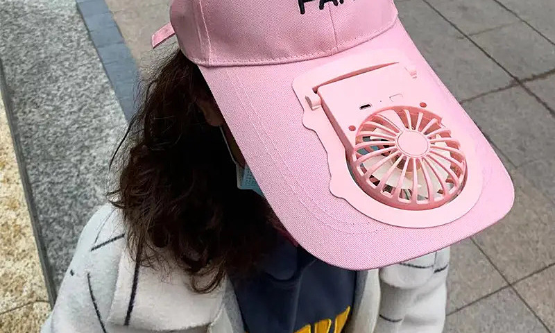 Trào lưu đeo quạt mini lên người