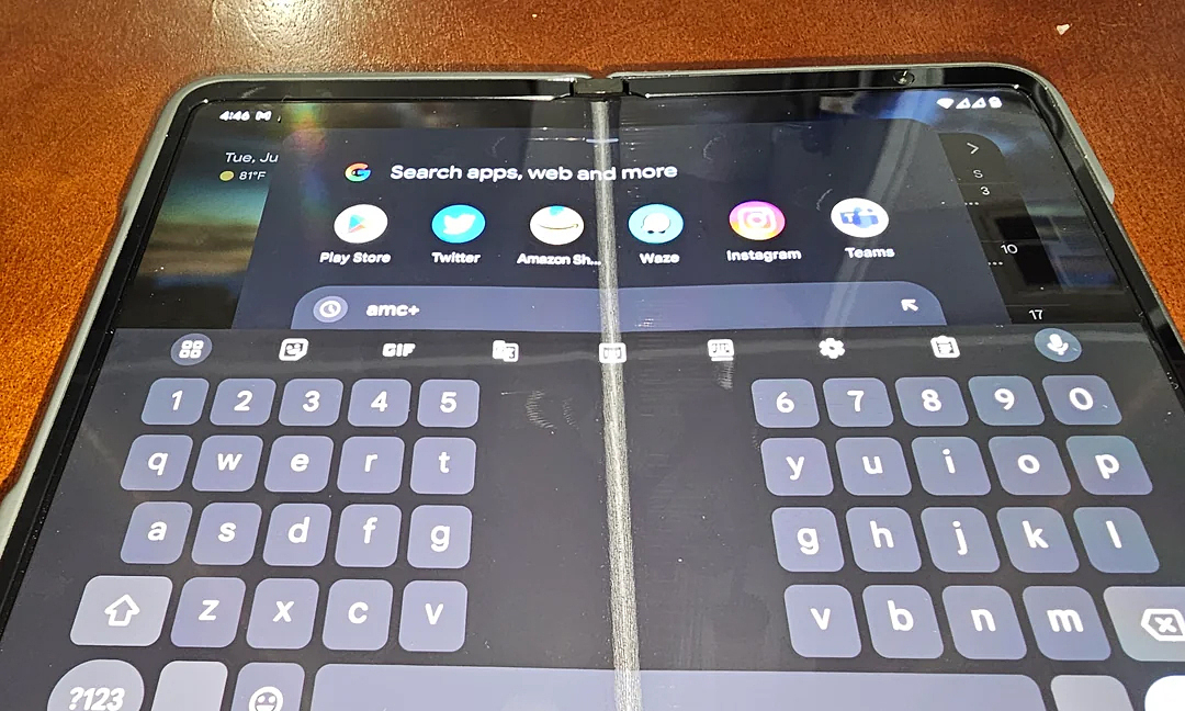 Điện thoại gập của Google vừa bán đã lỗi màn hình