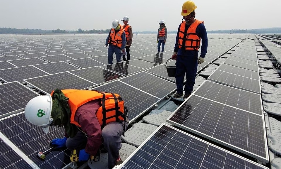 Châu Âu tích trữ 7 tỷ euro pin mặt trời Trung Quốc