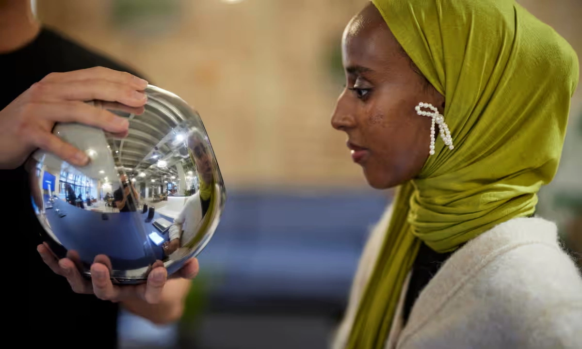 Quả cầu quét mống mắt của Sam Altman hoạt động thế nào