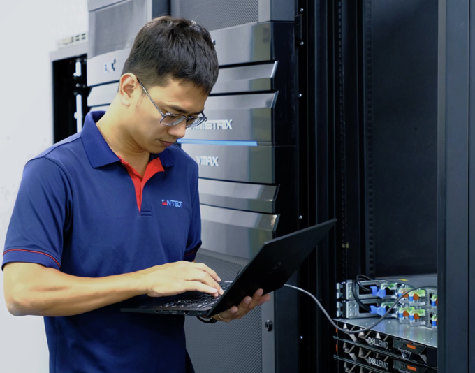 Kỹ sư của NT&T triển khai giải pháp Dell Technologies cho doanh nghiệp. Ảnh: NT&T