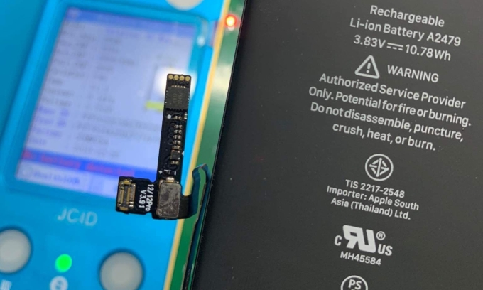 Phần cổ cáp của pin iPhone, nơi chứa vi mạch giúp máy xác định pin chính hãng. Ảnh: Mai Tú