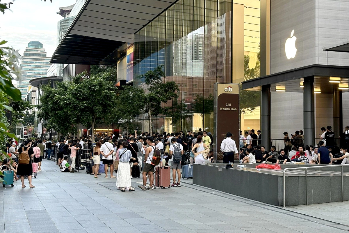 Vietnamese struggle to buy iPhones in Singapore, Thailand