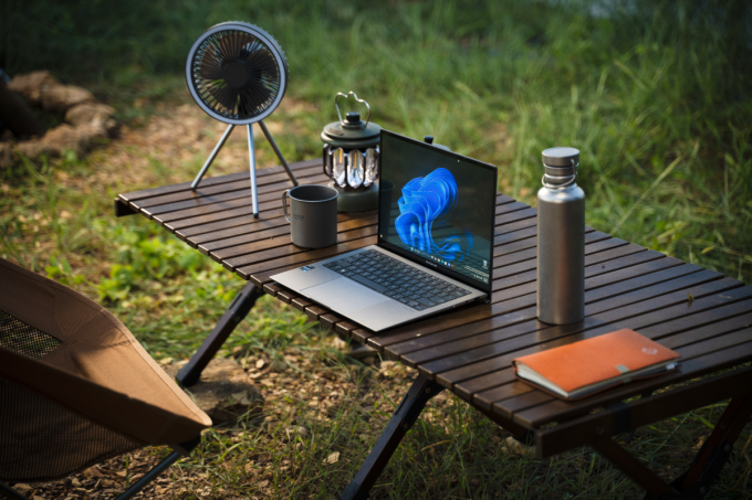 Zenbook S 13 mỏng nhẹ, phù hợp người hay di chuyển.