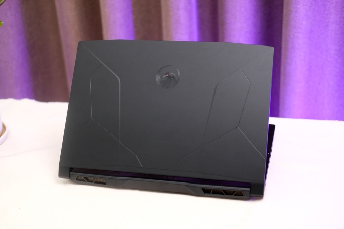 MSI Bravo 15 có mặt lưng nhám. Ảnh: MSI