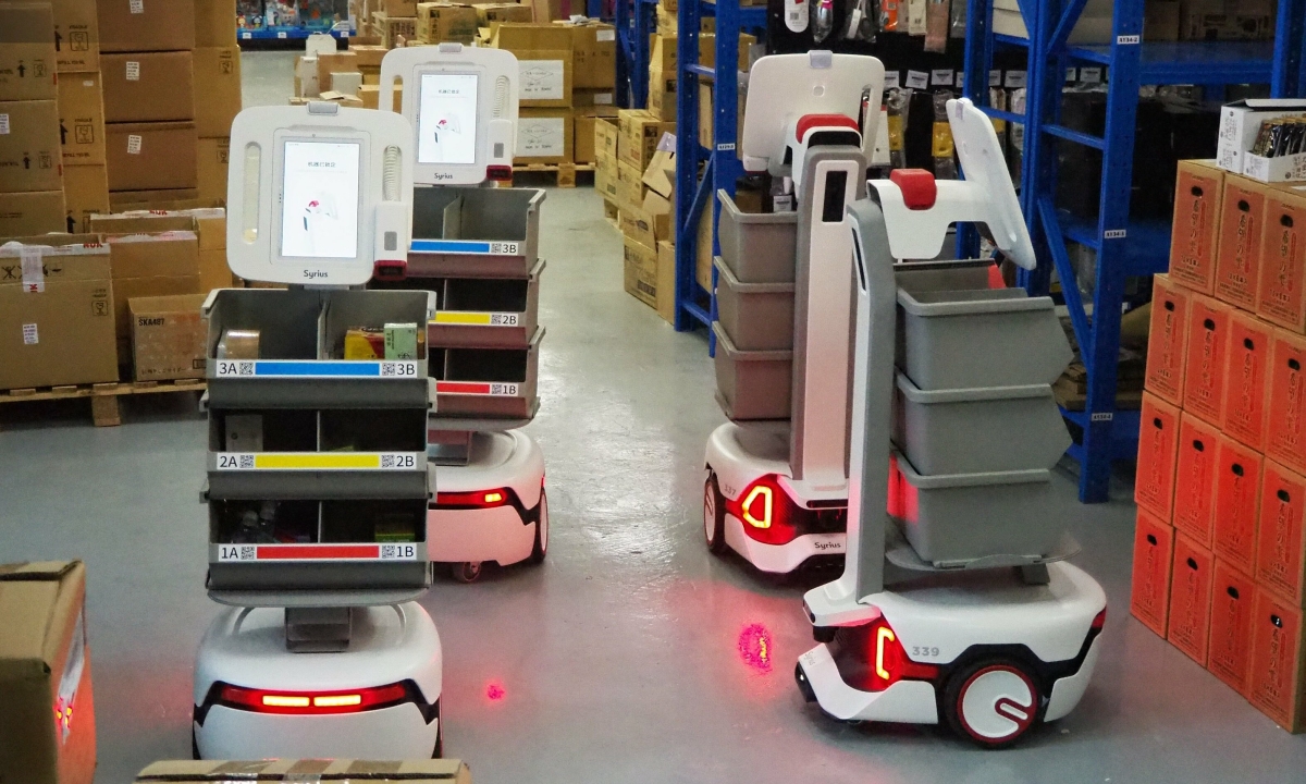 Robot Trung Quốc đổ bộ các kho hàng Nhật Bản