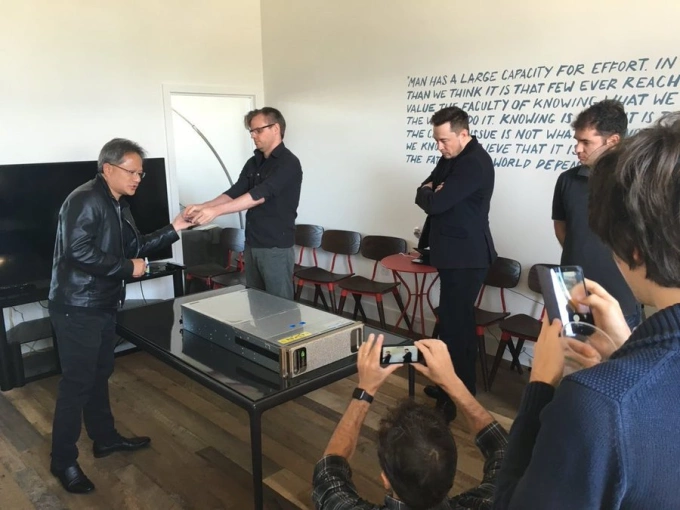 Jensen Huang (bên trái) chuẩn bị ký lên chip DGX-1 trước khi giao cho đội ngũ OpenAI năm 2016. Ảnh: Elon Musk/X
