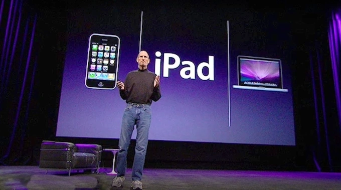 Steve Jobs ra mắt iPad vào năm 2010 - thiết bị cuối cùng của Apple được đặt tên có chữ i. Ảnh: Apple Insider