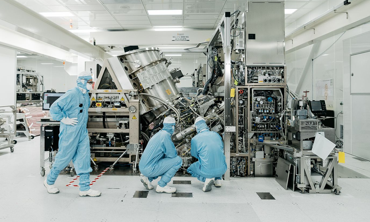 "Vua thiết bị bán dẫn" ASML khó bị đánh bại thế nào