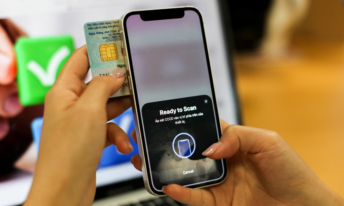 Chật vật quét CCCD để xác thực sinh trắc học