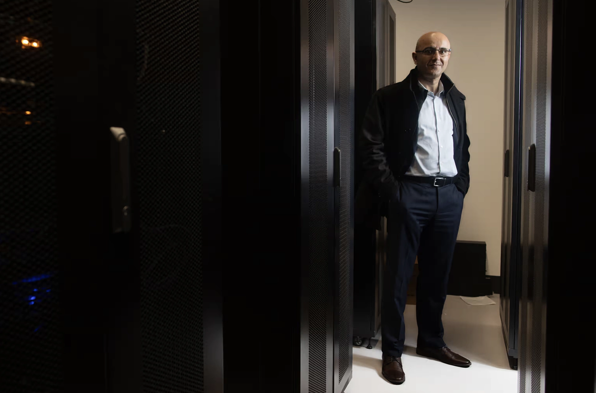 Giáo sư Dali Kaafar, người tạo ra chatbot AI Apate. Ảnh: The Guardian