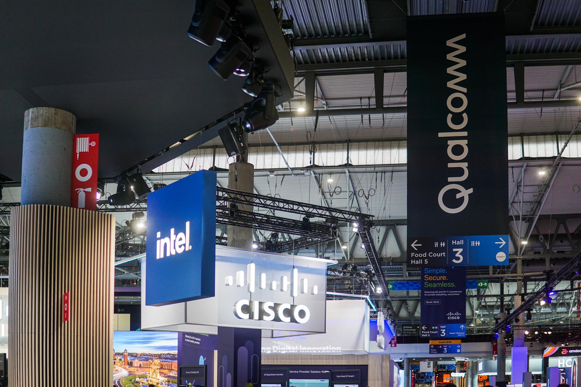 Logo Intel, Cisco, Qualcomm tại triển lãm MWC, tháng 2/2023. Ảnh: Lưu Quý