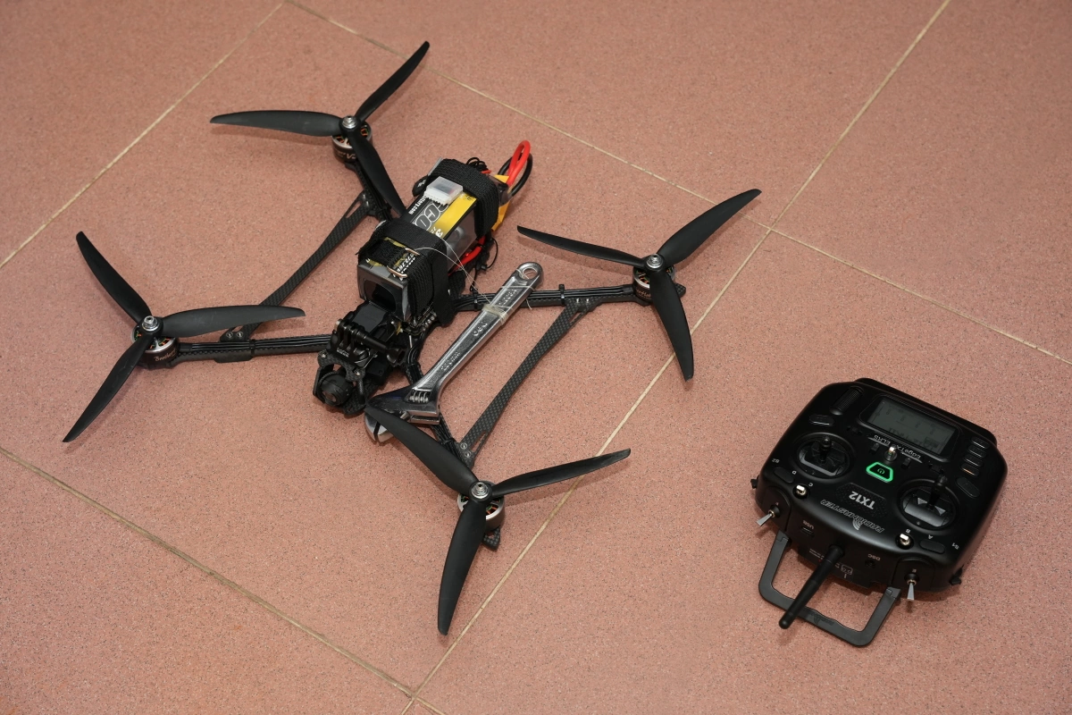 Chuyên gia Việt khai thác lỗ hổng, kiểm soát drone trong một phút