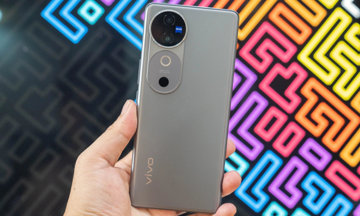 Vivo V40 5G - smartphone dòng V đầu tiên có ống kính Zeiss