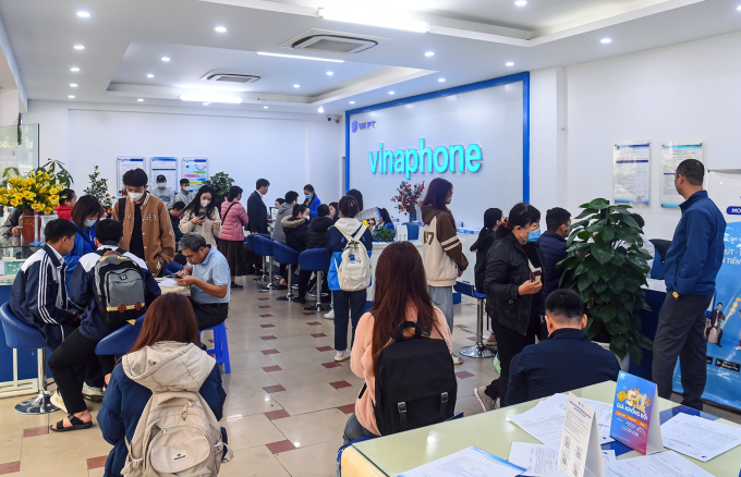 Người dùng đến làm thủ tục tại một cửa hàng Vinphone ở Hà Nội. Ảnh: Lưu Quý