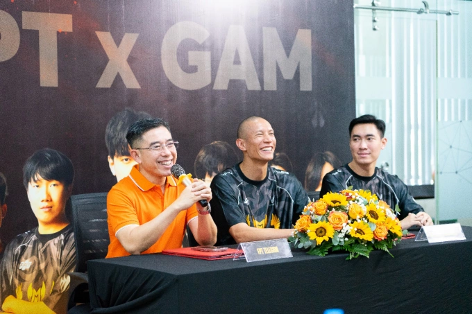 Ông Hoàng Việt Anh, ông TK Nguyễn, tuyển thủ Đỗ Levi Duy Khánh (từ trái sang phải). Ảnh: FPT