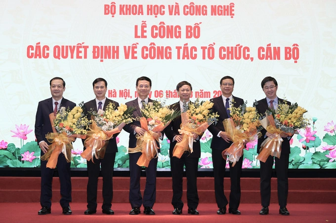 Bộ trưởng Nguyễn Mạnh Hùng cùng năm Thứ trưởng Khoc học và Công nghệ. Ảnh: Lưu Quý